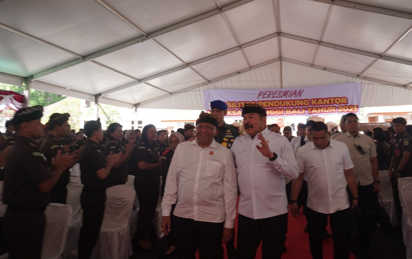 Jaksa Agung Republik Indonesia, ST Burhanuddin dan Kajati Bali Dr. Ketut Sumedana, SH tampak ceria disambut para jaksa di Renon Denpasar, 19 September 2025.