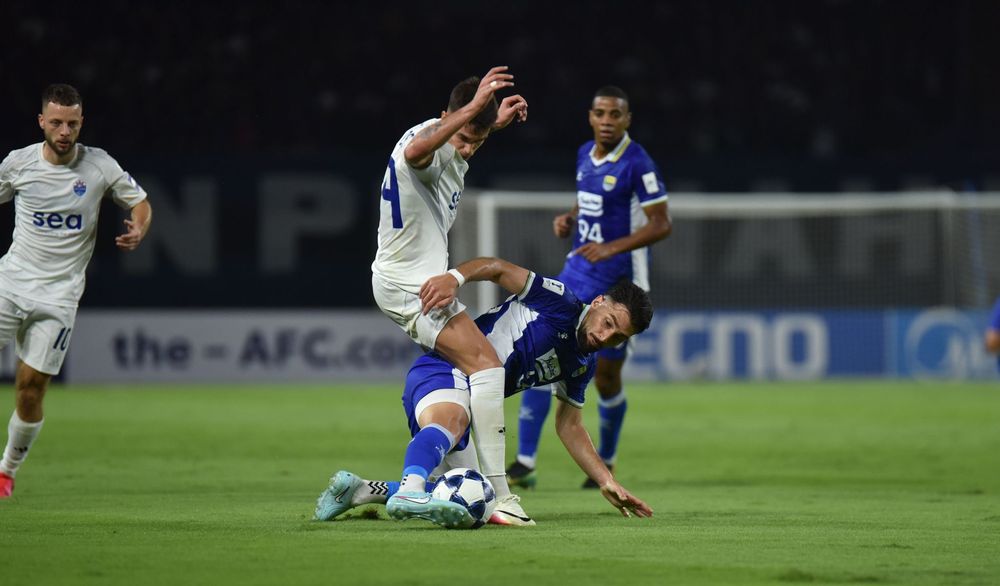 JATUH BANGUN - Bek kanan PERSIB Frans Putros jatuh bangun pada pertandingan Grup G AFC Champions League Two 2025/26 di Stadion Gelora Bandung Lautan Api, Kamis, 18 September 2025.