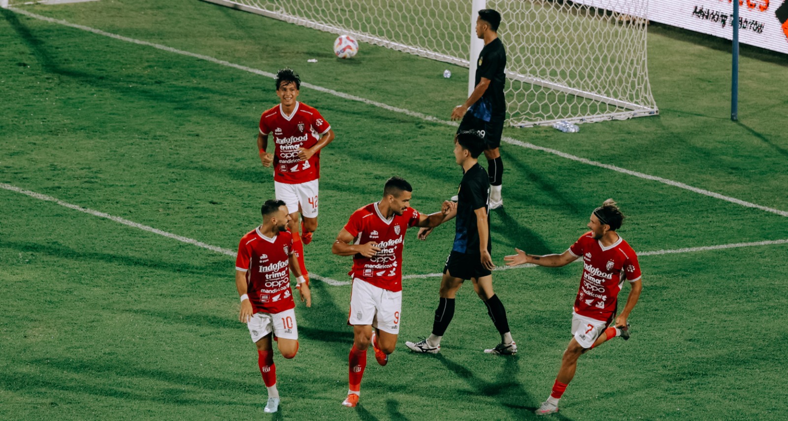 JANGAN KASIH KENDOR - Pemain Bali United merayakan gol ke gawang PSIM dalam laga pramusim di Stadion Wayan Dipta.