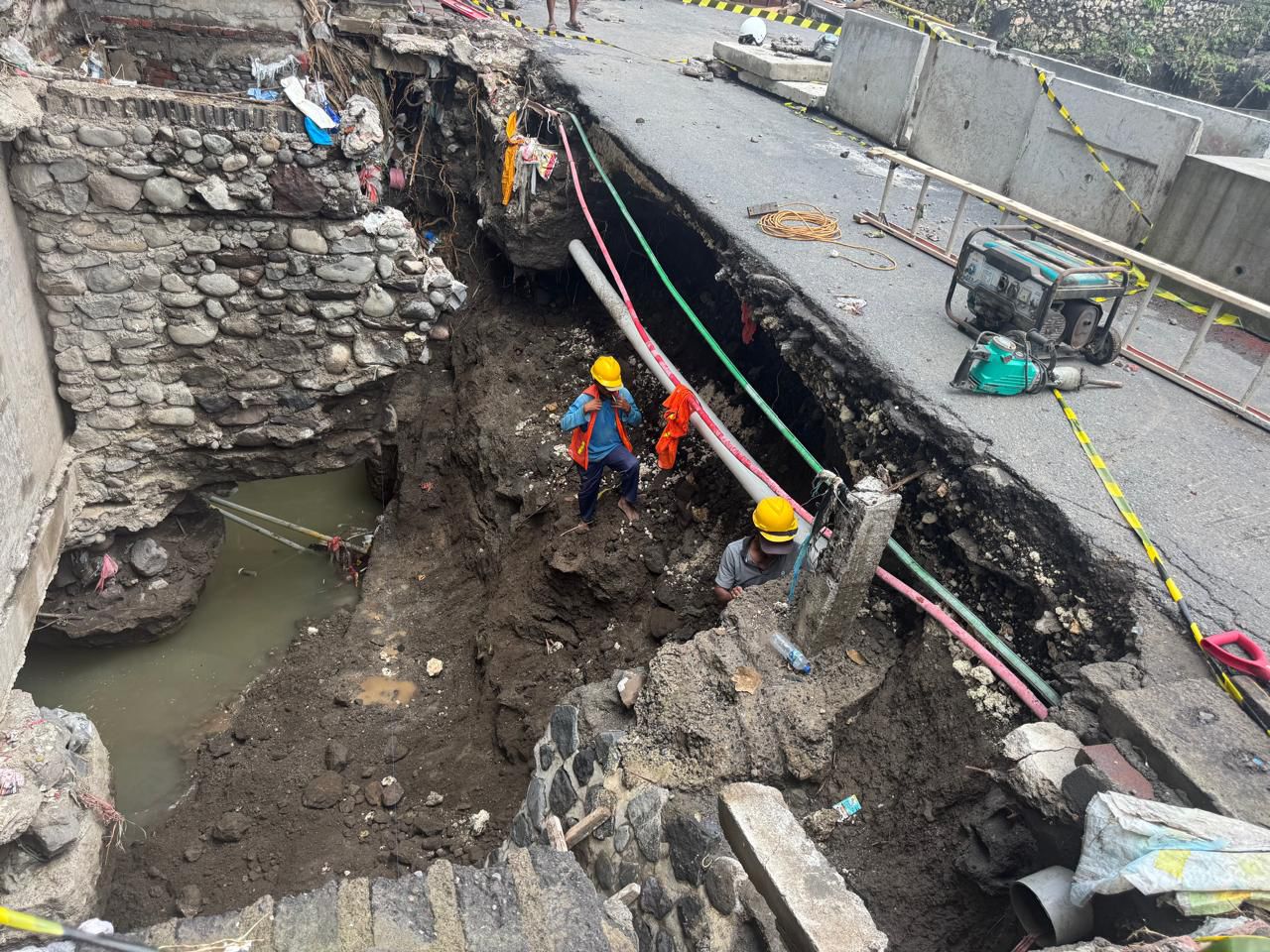 Dinas PUPR Badung bergerak cepat menangani kerusakan jalan jebol dan jembatan di kawasan Kerobokan.