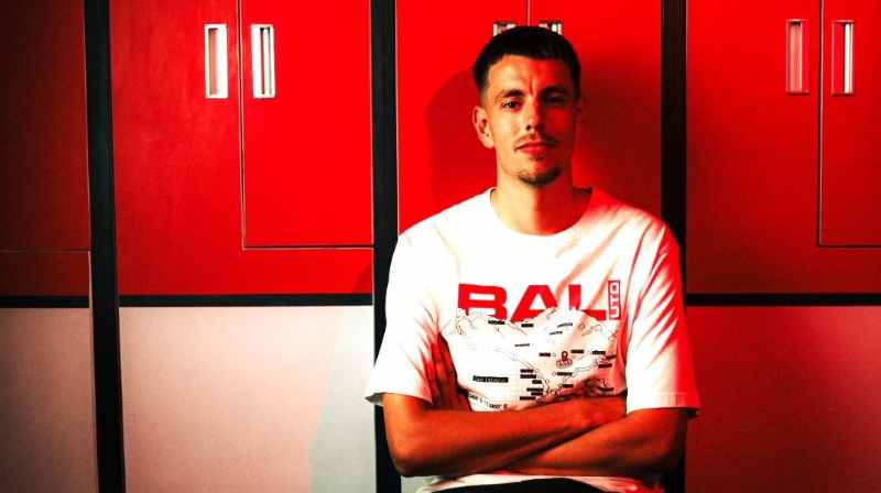 SIAP KERAHKAN KEMAMPUAN TERBAIK: penjaga gawang  Bali United, Mike Hauptmeijer. (foto: media bali united)