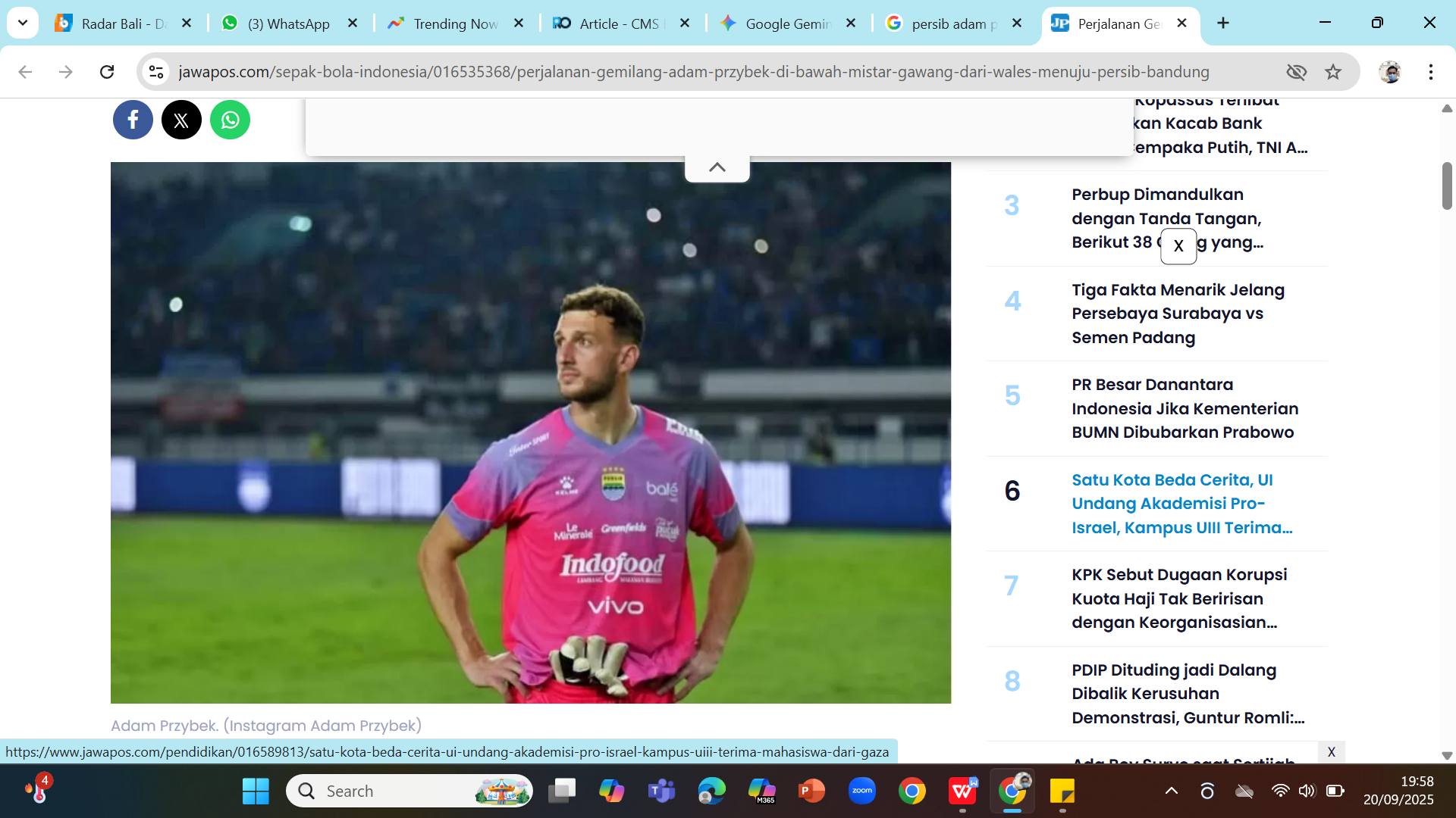 KEMBALI FIT - Kiper Persib Bandung Adam Przybek berpeluang debut melawan Arema.