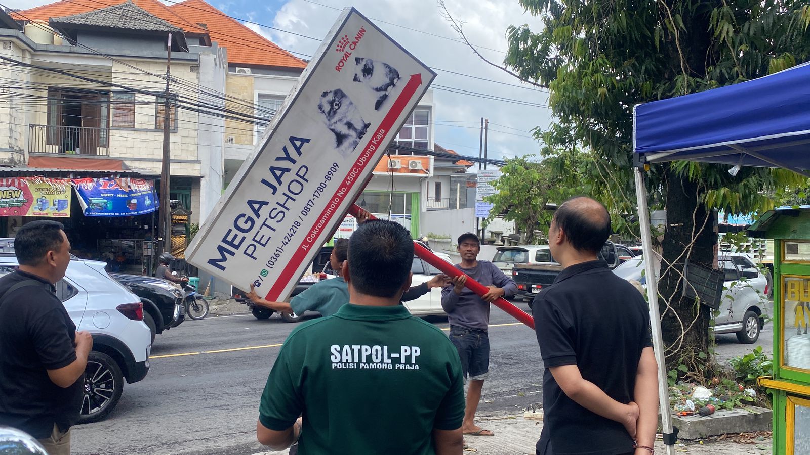 ILEGAL: Pembongkaran  sejumlah reklame oleh Satpol PP Kota Denpasar di tiga lokasi seputaran kota denpasar, Jumat (19/9/2025).
