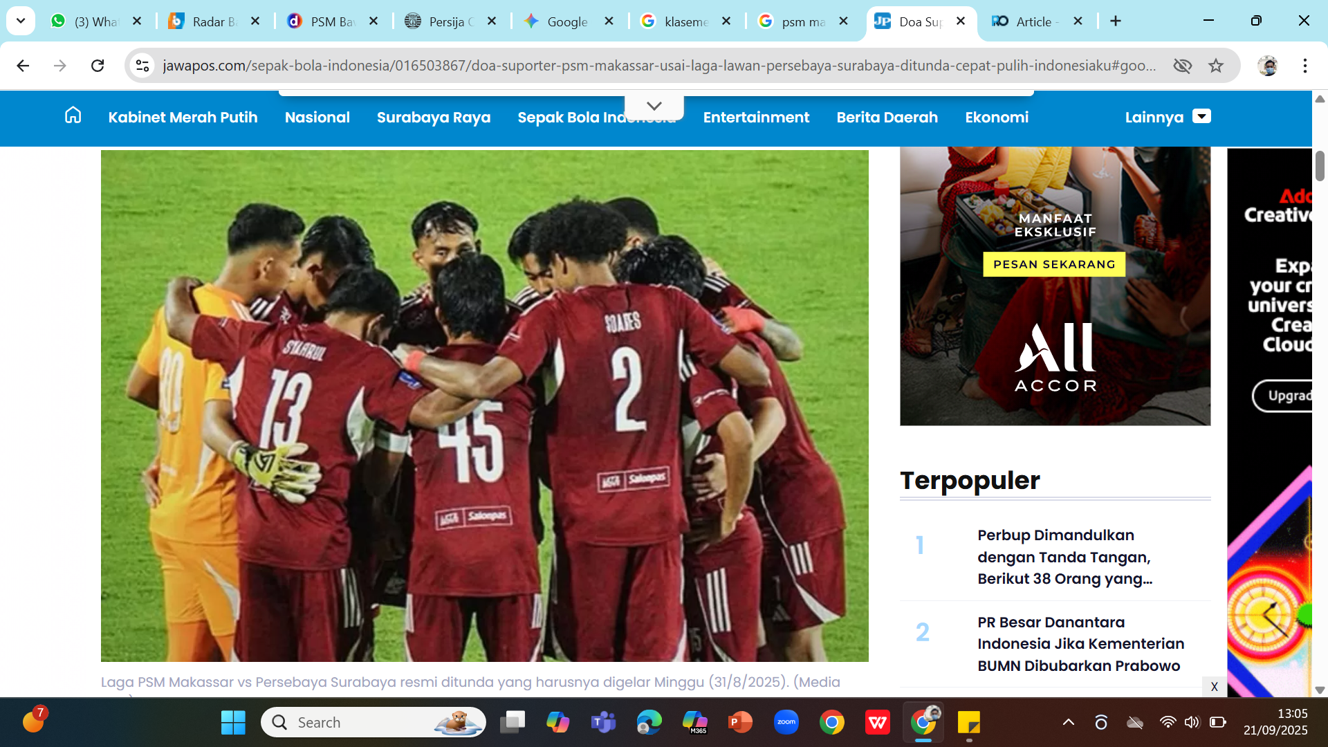AYAM JANTAN TERLUKA - Pemain PSM Makassar berdoa sebelum bertemu Persebaya di Gelora Bung Tomo.