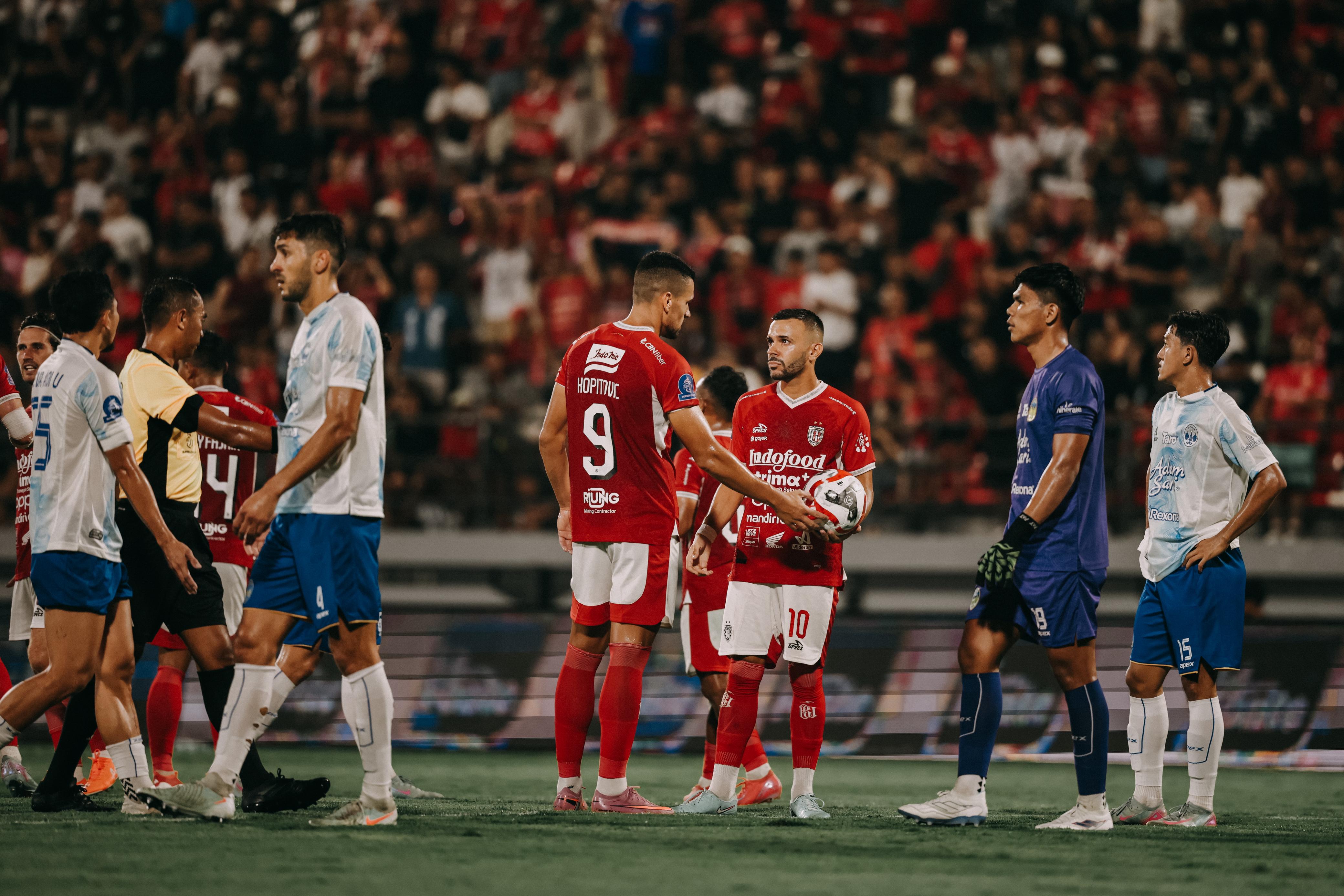 DEFISIT GOL - Mirza Mustafic dan Boris Kopitovic menentukan penendang penalti ke gawang PSIM.