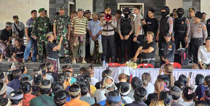 TENANGKAN MASSA : Kapolres Karangasem AKBP Joseph Edward Purba saat meminta kedua kelompok krama Desa Aat Bugbug. (Foto:  Zulfika Rahman)