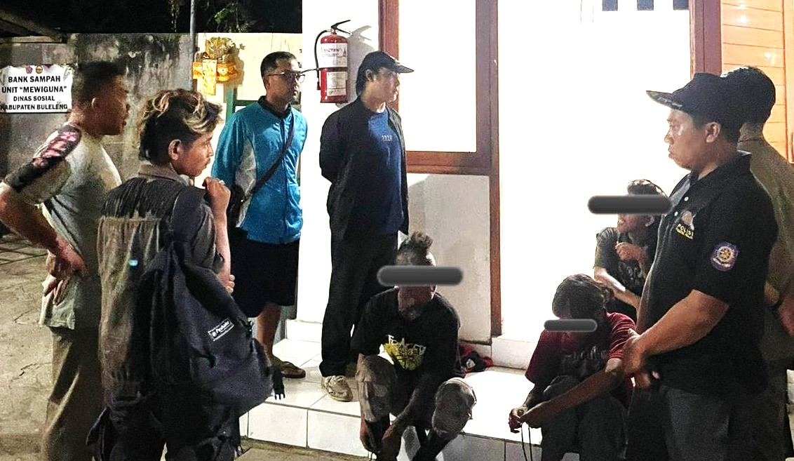 DIPULANGKAN KE PEKALONGAN: Empat orang anak punk ditangkap Satpol PP Buleleng setelah mengamen di Simpang Catus Pata.( Foto: Pemkab Buleleng untuk Radar Bali)