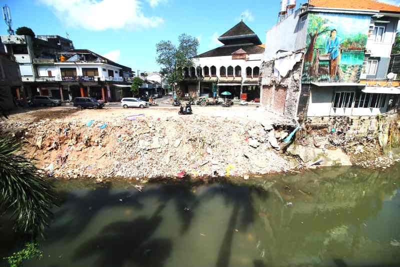 HARUS DIRATAKAN : Sejumlah bangunan rumah toko (ruko) di Jalan Sulawesi , Denpasar harus diratakan dengan tanah untuk dibangun ulang pascabanjir.(miftahuddin/radar bali)