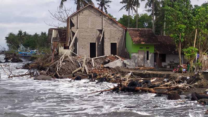 DIGERUS OMBAK : Kondisi kawasan pesisir Pantai Pebuahan, di Desa Banyubiru, Jembrana. (M.Basir/Radar Bali)
