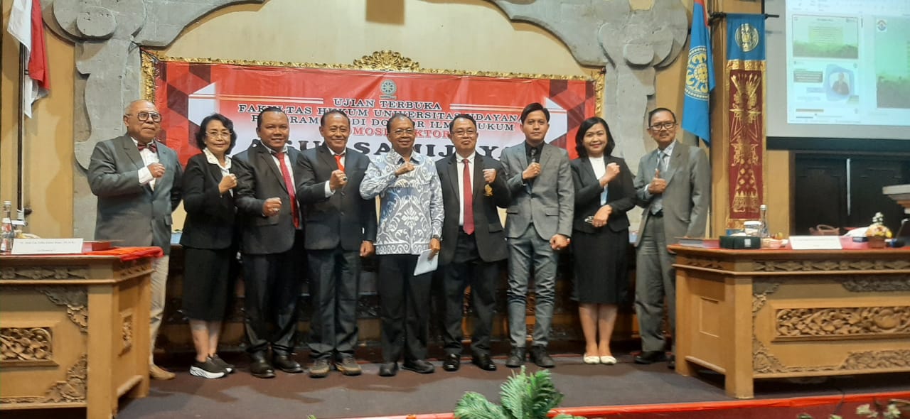 GELAR DOKTOR: DR. Agus Samijaya, SH, MH., bersama Gubernur Bali Wayan Koster dan para penguji disertasi di Fakultas Hukum Universitas Udayana, Senin 22 September 2025.