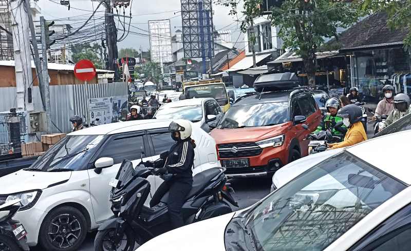 SEMAKIN KRODIT: Kondisi jalan raya di Canggu yang krodit parah .(adrian suwanto/radar bali)