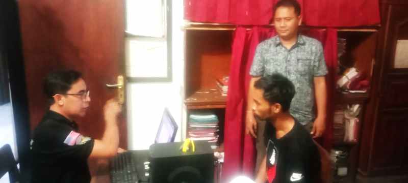 DIPERIKSA: Pelaku pencurian tabung gas saat pemeriksaan di Polsek Pekutatan,Jembrana. (foto: dok.Polsek Pekutatan)