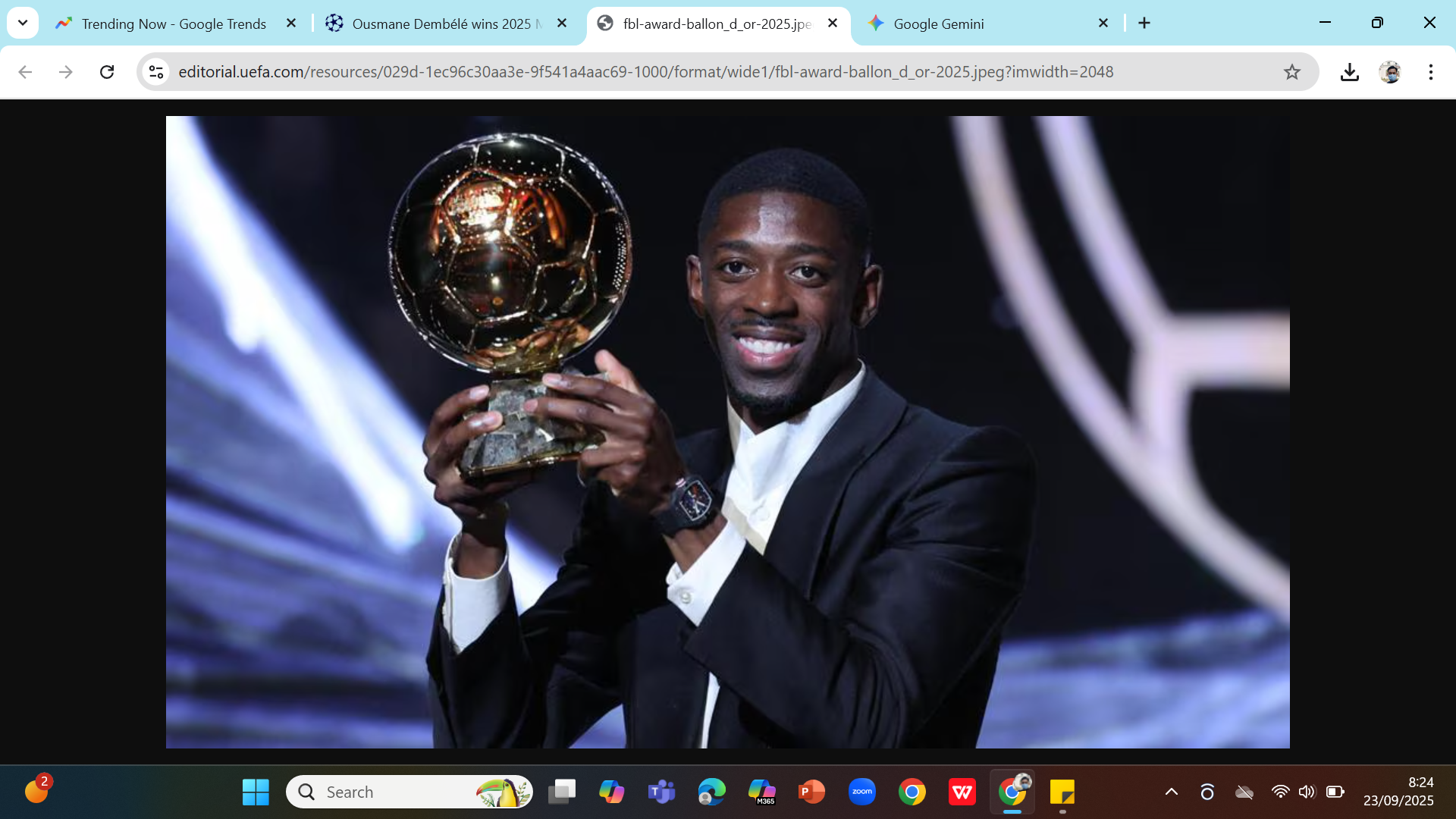 TERBAIK - Penyerang PSG Ousmane Dembele menerima tropi Ballon d