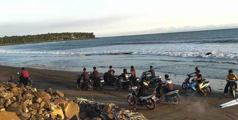 JADI TONTONAN SORE : Balap motor di lintasan pesisir Pantai Pebuahan- Air Anakan, Desa Banyubiru, Kecamatan Nagara. (Foto: M. Basir/Radar Bali)