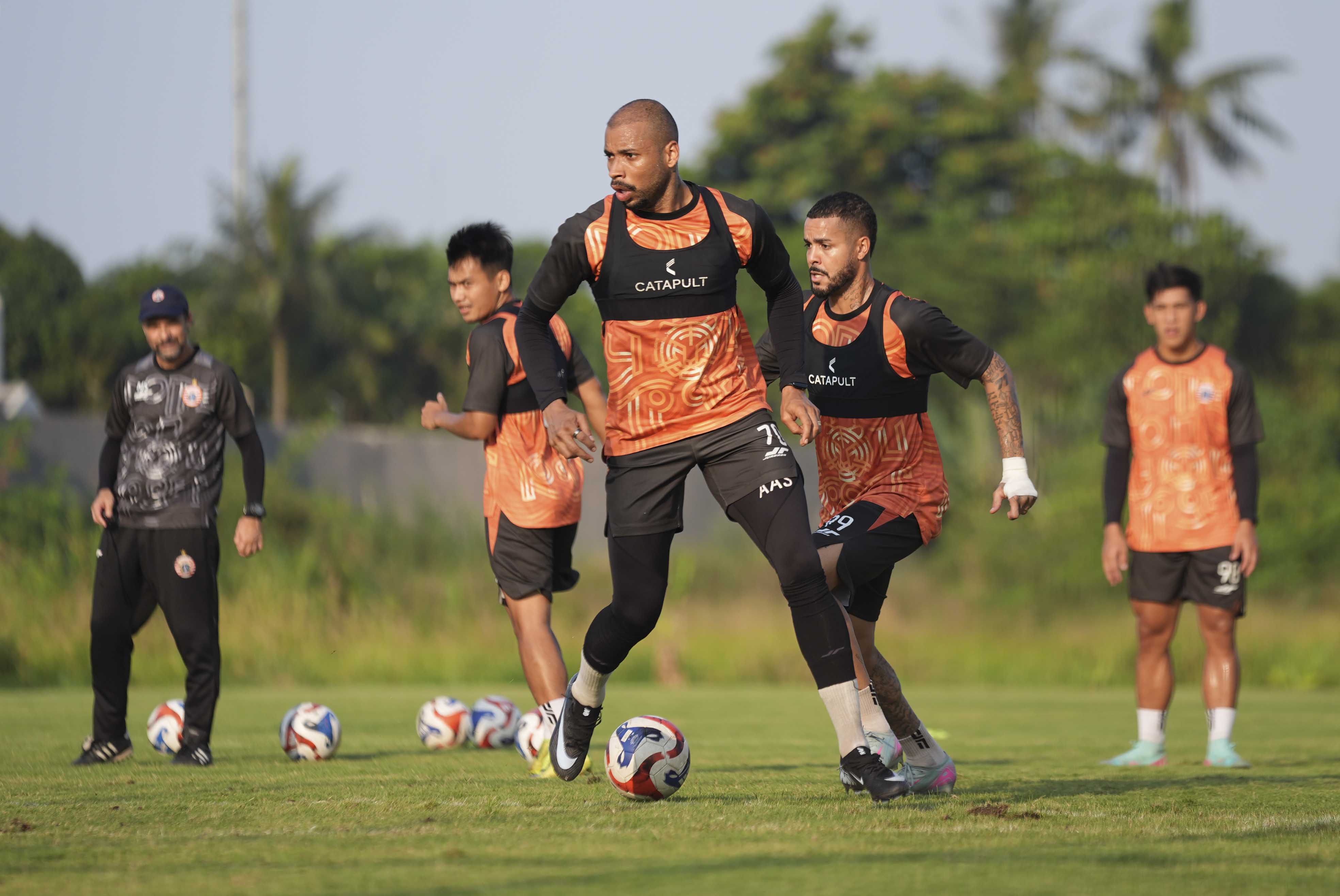 TEBUS KESALAHAN - Para pemain Persija berlatih di Persija Training Ground, Sawangan, Depok.