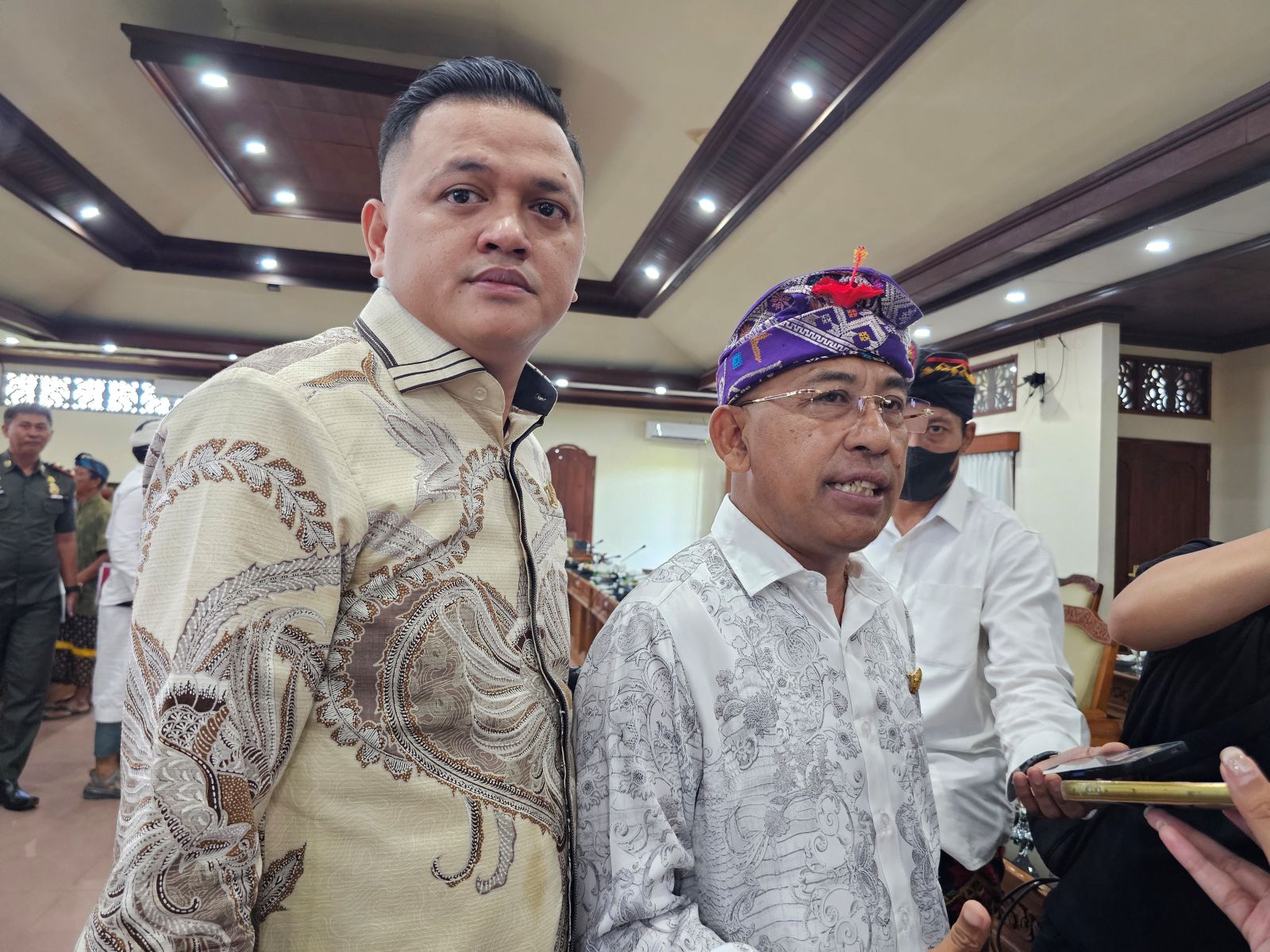 LAPORKAN GWK: Bendesa Desa Adat Ungasan I Wayan Disel Astawa (kanan) juga Wakil Ketua DPRD Bali diwawancarai usai pertemuan warga di kantor DPRD Bali menyoal penutupan jalan oleh pengelola manajemen.