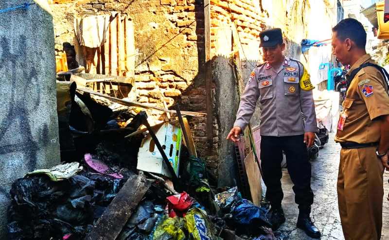 APINYA MEREMBET : Sisa tumpukan rongsokan yang terbakar di wilayah Kelurahan Kampung Kajanan, Buleleng.(Polres Buleleng)