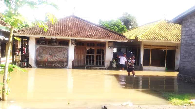 MEMANG KAWASAN LANGGANAN BANJIR: Kondisi permukiman Desa Pengambengan saat banjir terjadi Rabu (10/9/2025). M.Basir /Radar Bali)