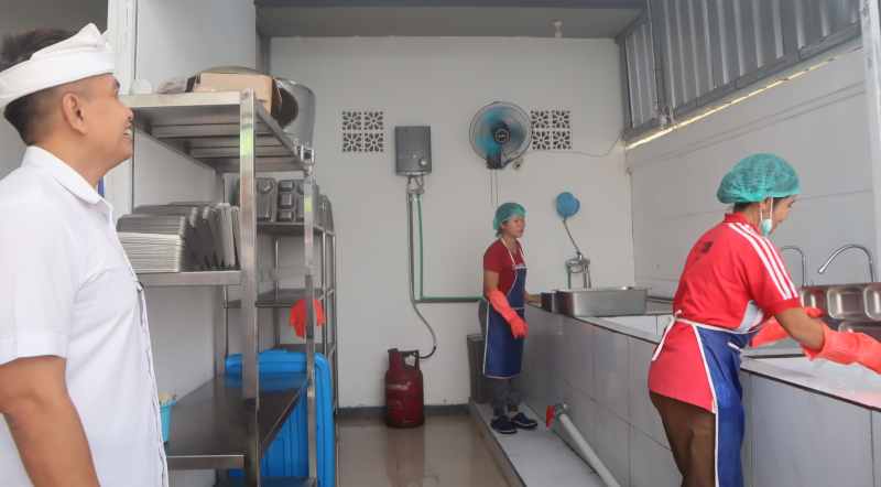 CEK LANGSUNG: Wakil Bupati Jembrana I Gede Ngurah Patriana Krisna, saat meninjau SPPG di Desa Eka sari, Kecamatan Melaya. (Foto Humas Pemkab Jembrana)