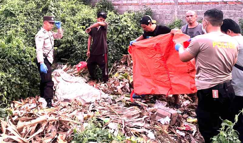 MENGAGETKAN WARGA : Polisi mengevakuasi terhadap mayat lansia di Lingkungan Banyuning Barat, Kelurahan Banyuning, Kecamatan Buleleng. (Foto: Polres Buleleng untuk Radar Bali)