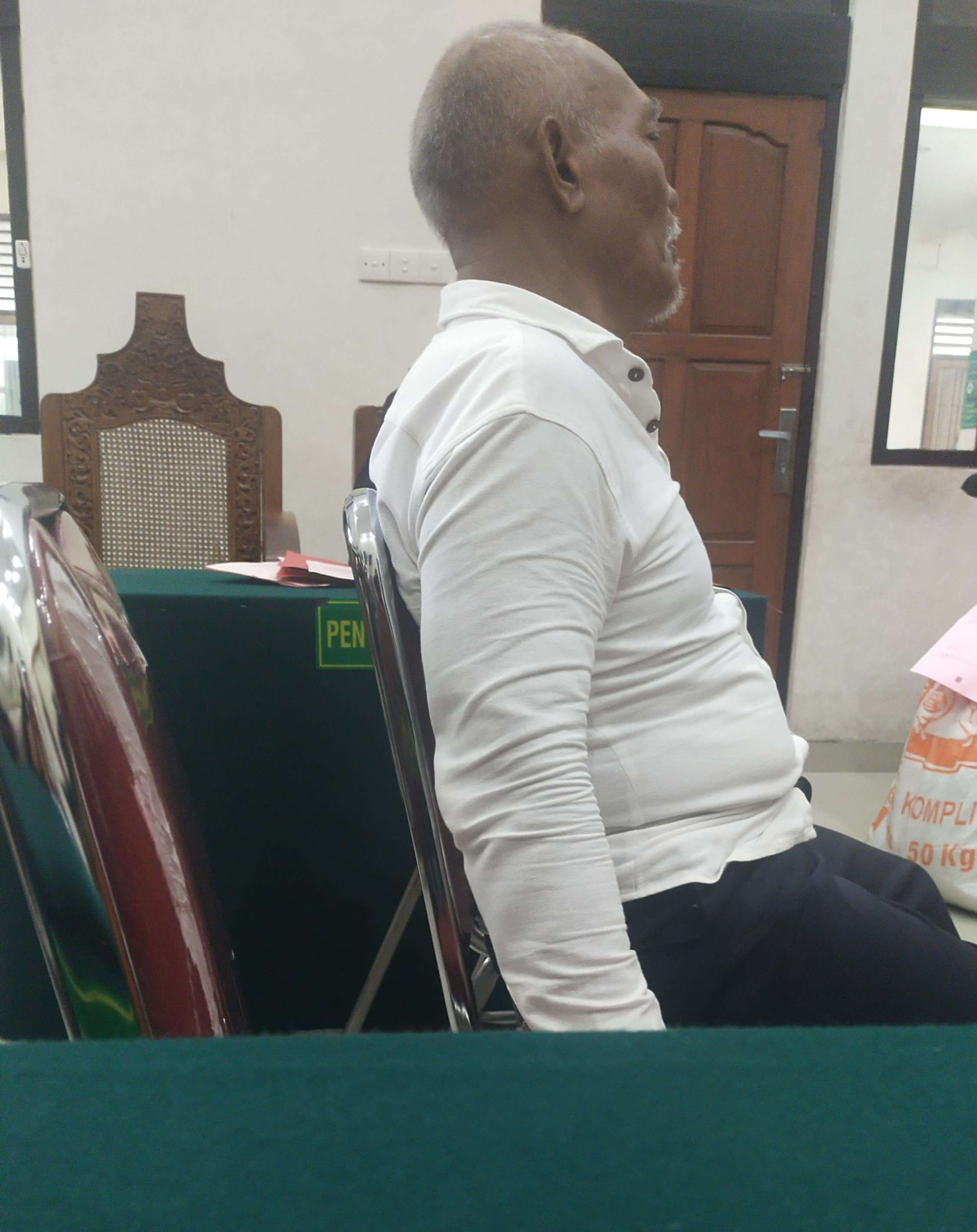 MINTA KERINGANAN: I Wayan Wendita, 71, saat menjalani sidang tuntutan di PN Denpasar.
