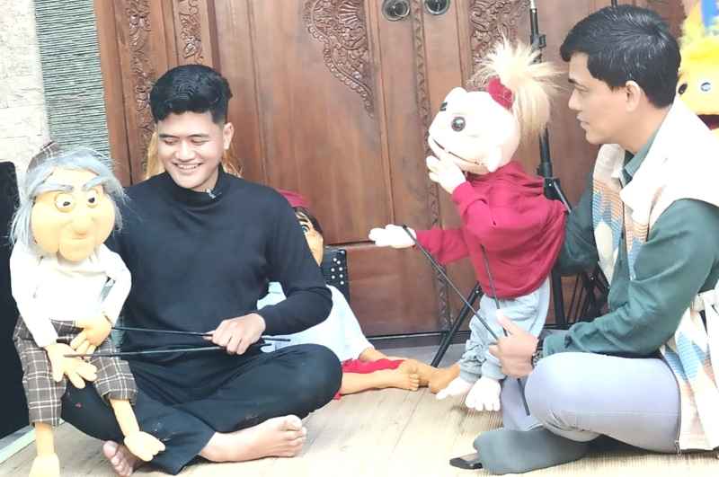 IDE ANAK MUDA : I Made Adryanata (kiri) memperagakan teknik ventriloquist dan wayang Bali menggunakan boneka. (istimewa)