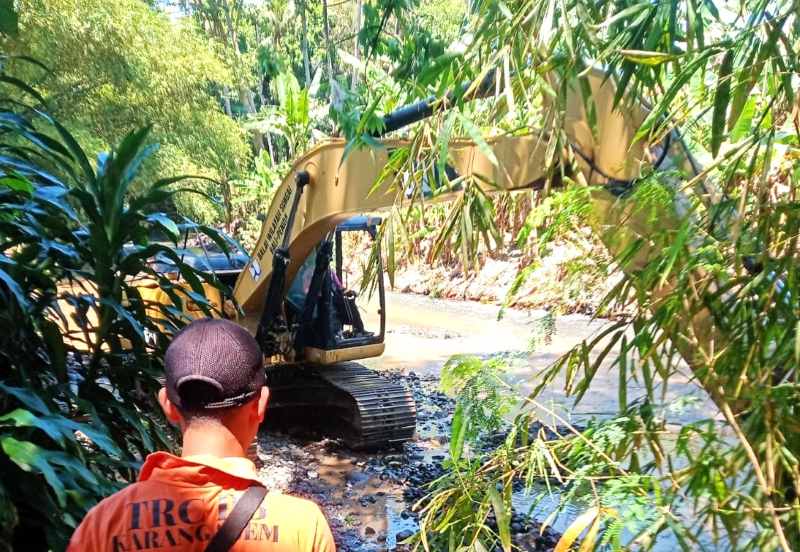 PAKAI ALAT BERAT : Alat berat dari Balai Wilayah Sungai (BWS) Bali-Penida saat melakukan proses normalisasi aliran sungai Betel,  Banjar Dinas Tengading, Desa Antiga, Kecamatan Manggis.(ist)