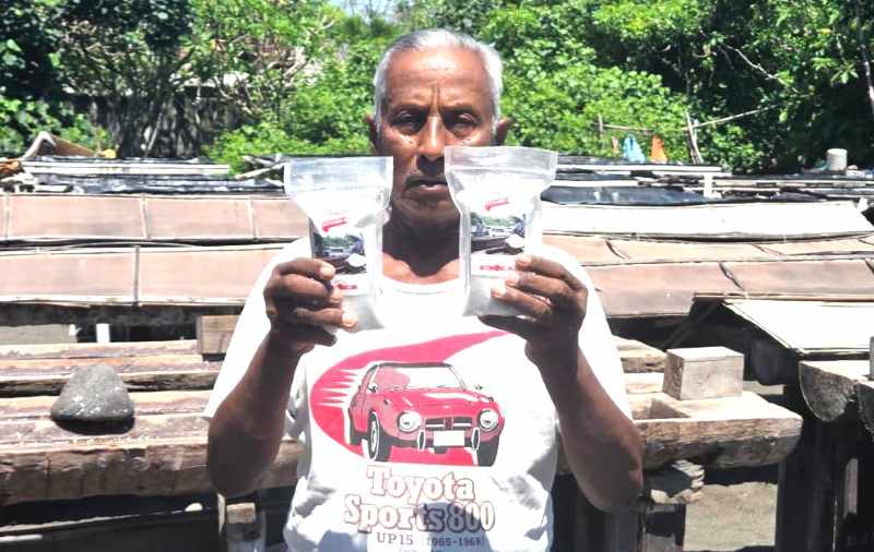 Mangku Rena dan contoh garam produksinya (Marsellus Nabunome Pampur)