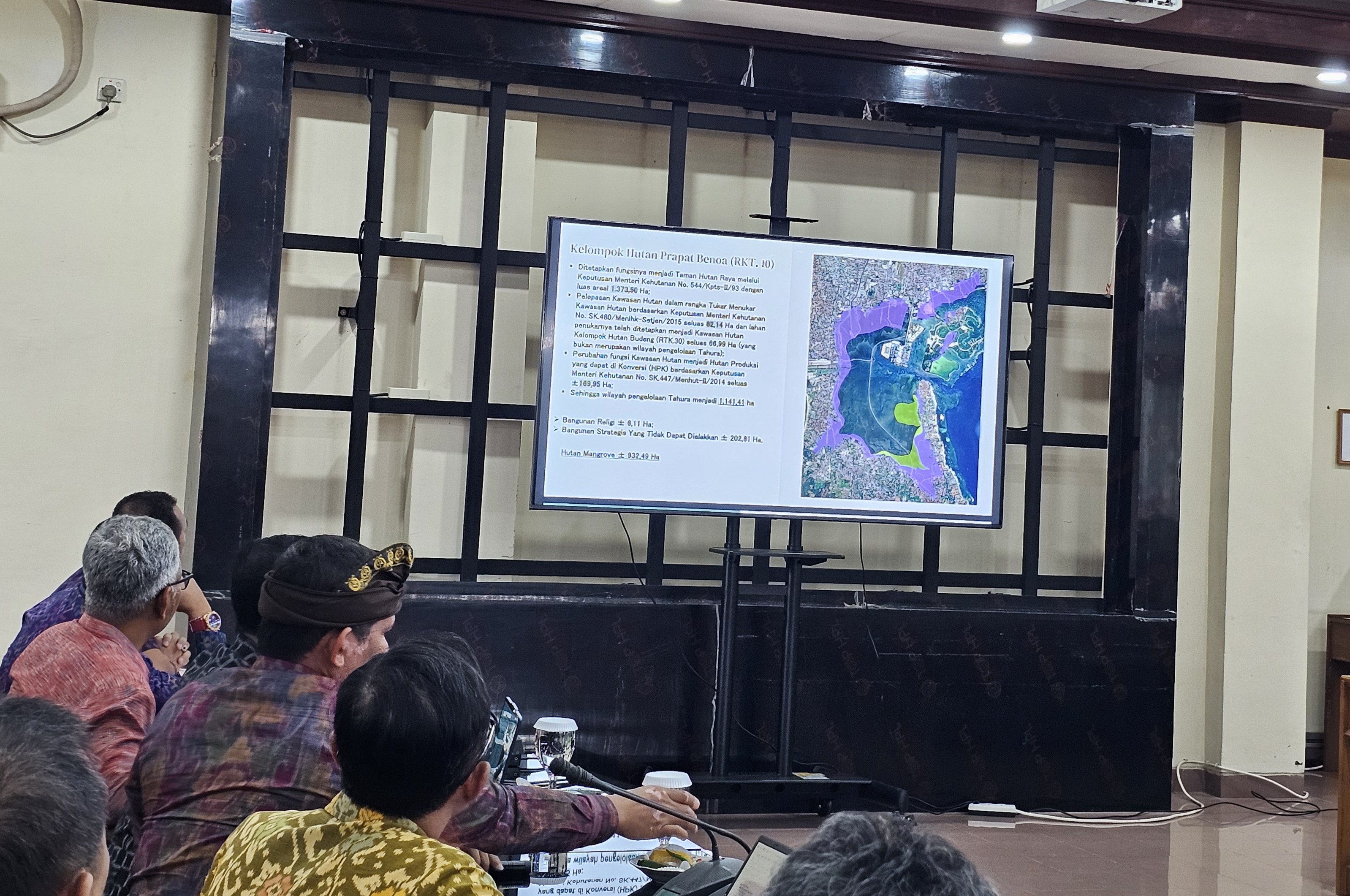 PANAS: I Made Supartha Ketua Pansus Tata Ruang, Aset, dan Perizinan beradu argumen dengan Kepala BPN Bali I Made Daging di Kantor DPRD Bali (23/9/2025)