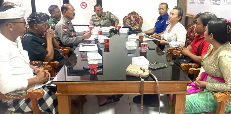 SEPAKAT ATURAN BARU : Hasil rapat antara seluruh elemen menghasilkan keputusan mengenai waktu kegiatan di Alun-alun.(Foto:Babinsa Gianyar)