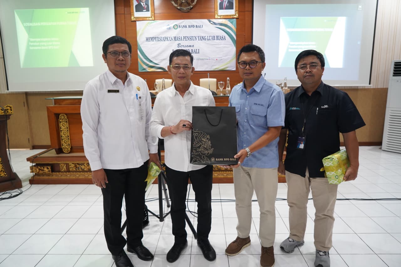 Bupati Klungkung I Made Satria (dua dari kiri), saat sosialisasi persiapan purna tugas serta proses layanan Taspen bagi ASN di ruang rapat Praja Mandala Kantor Bupati Klungkung, Rabu (24/9/2025).