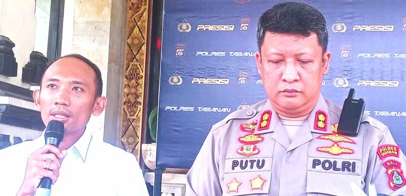 BEBER PERKEMBANGAN KASUS : Kapolres Tabanan AKBP Putu Bayu Pati (kanan) didampingi Kasat Reskrim, AKP Teddy Satria Permana beberkan kasus korupsi APBDes Desa Jegu. (juliadi/Radar Bali)