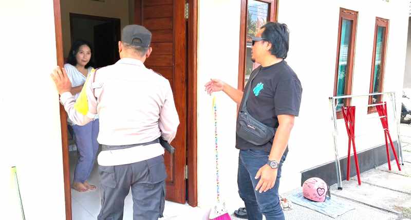 PANTAU KOS-KOSAN : Aparat gabungan memantau kos-kosan di Nusa Penida. (Foto: Humas Polres Klungkung)