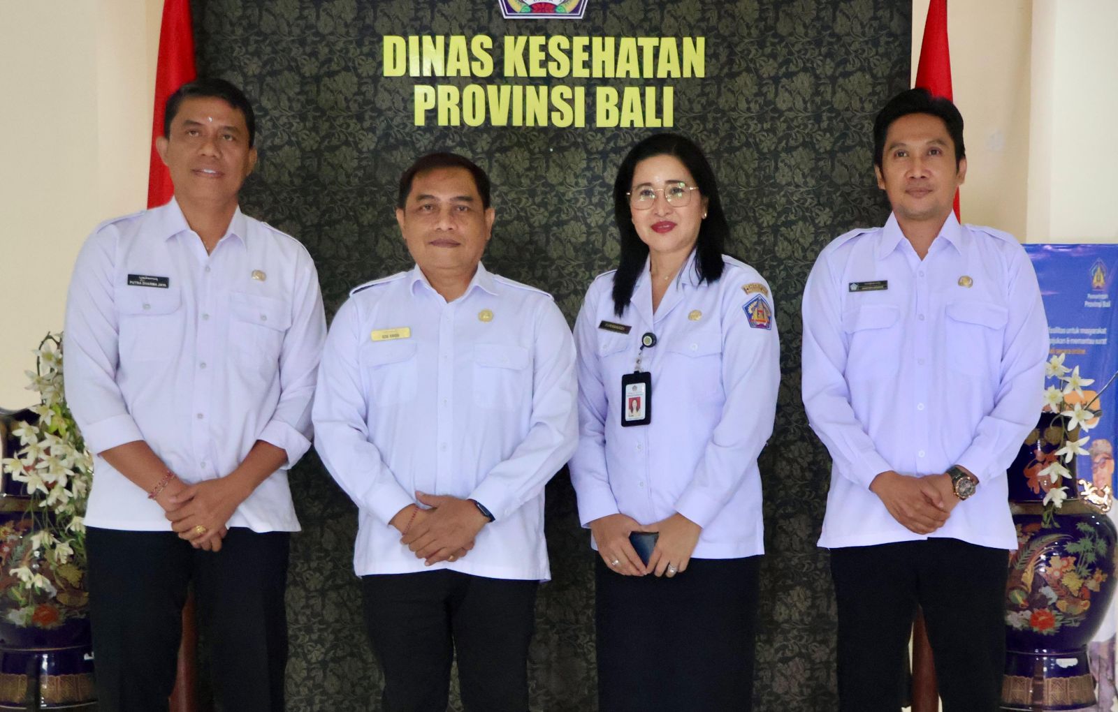 MELURUSKAN: Kadis Kesehatan dr.I Nyoman Gde Anom  (dua dari kiri) bersama pimpinan lainnya usai memberikan klarifikasi atas isu uang makan tak cair (24/9/2025)