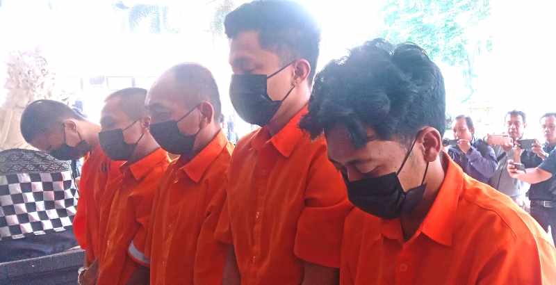 DIGULUNG: Lima pelaku pencurian kendaraan bermotor hingga bobol warung KK, DAP, BA, APM dan AP yang berhasil ditangkap Polres Tabanan.(juliadi/radar bali)