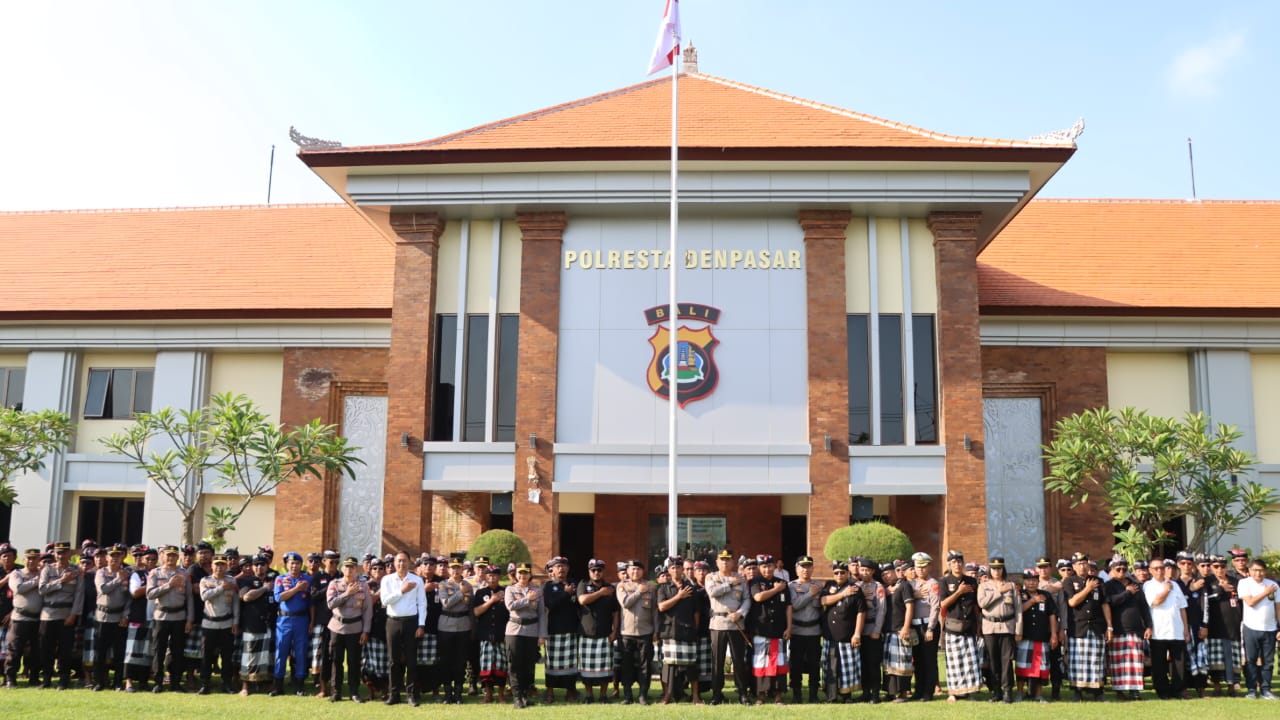 APEL BERSAMA: Gelaran Sinergitas Polri dan Pecalang Se-Kota Denpasar di, Lapangan depan Mako Polresta Denpasar, Selasa (24/9/2025). 