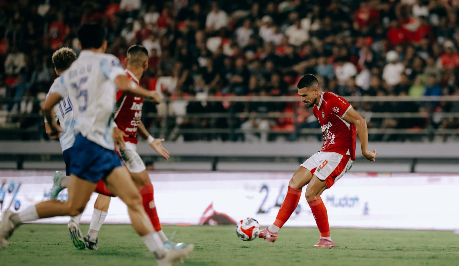 BERSEJARAH - Boris Kopitovic menjadi andalan Bali United mencetak gol di kandang Semen Padang.
