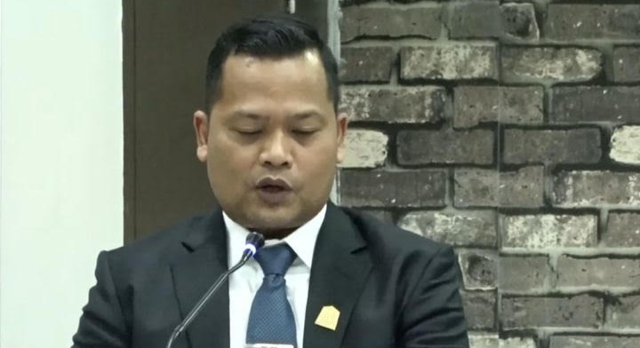 BEBER DUGAAN SUAP: Sekretaris Pansus Minerba dan Migas Nurdiansyah Alatas saat sidang paripurna DPR Aceh. (ist)