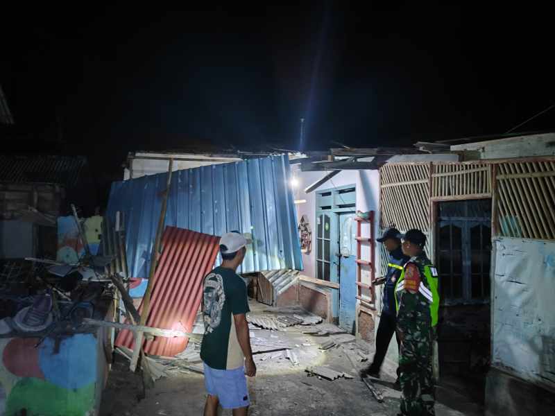 DATANGI LOKASI KEJADIAN : Lurah Gilimanuk Ida Bagus Tony Wirahadikusuma, bersama babinsa dan Bhabinkamtibmas  mengecek rumah warga yang diterjang angin puting beliung. (foto: Dok. Lurah Gilimanuk)