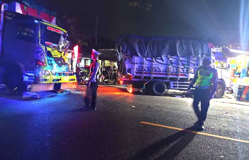 NAHAS DI JALAN : Dua truk yang terlibat kecelakaan beruntun, Kamis (Foto: dok. Polsek Gilimanuk)