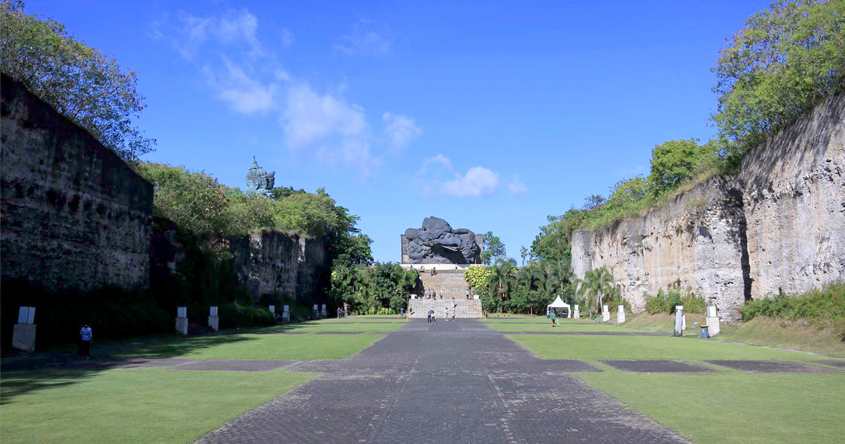 BERMASALAH: Suasana panorama di kawasan GWK Cultural Park yang menawan, sayang akses jalan warga ditutup.