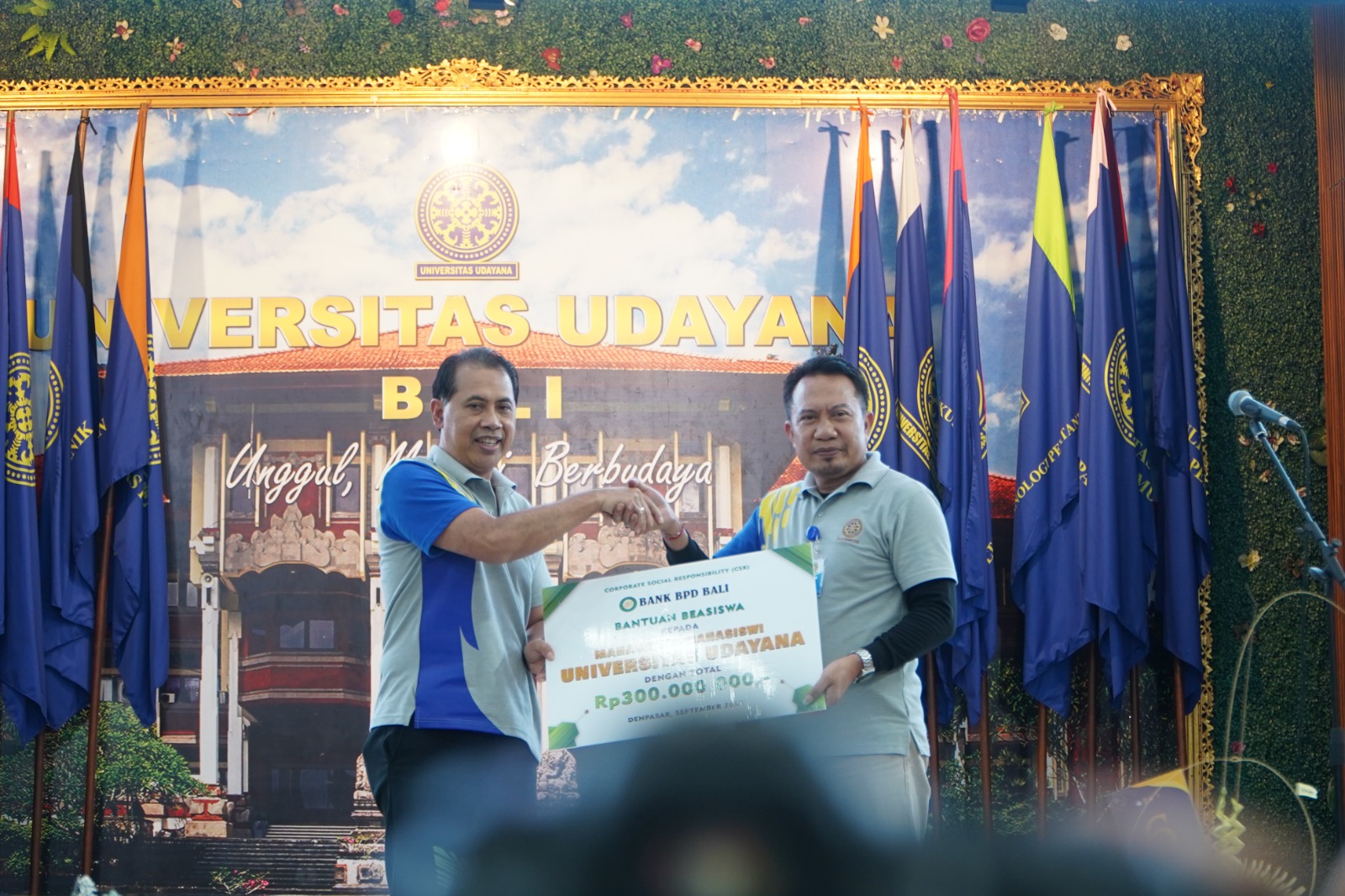 Penyerahan beasiswa secara simbolis oleh Direktur Bisnis Bank BPD Bali, I Nyoman Sumanaya, S.E., M.M., diterima Rektor Unud, Prof. Ir. I Ketut Sudarsana, ST., Ph.D., IPU., Jumat (26/9/2025).