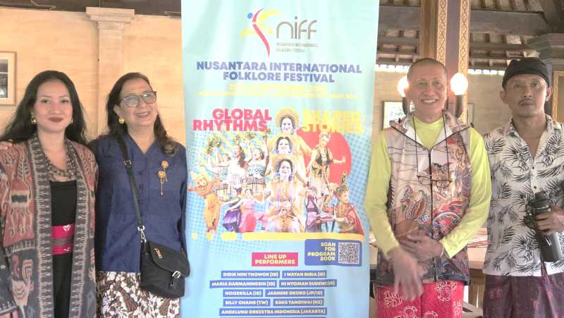 DARI UBUD UNTUK DUNIA: Para pegiat Nusantara Internasional Folklore Festival digelar di Ubud pada Kamis (25/9) sore.( Foto Marsellus Pampur)