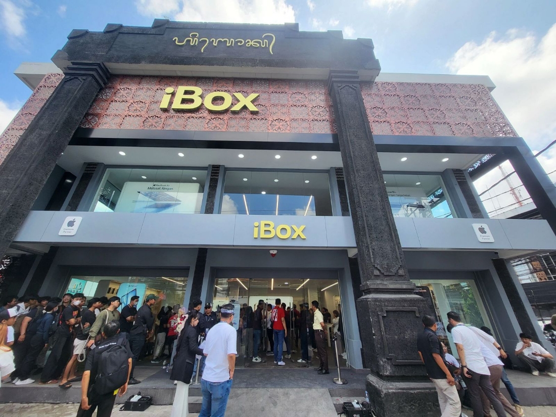 Antrean panjang mewarnai pembukaan gerai iBox Apple Premium Partner (APP) ke-18 di Jalan Teuku Umar, Denpasar, Bali, Jumat (26/9/2025).