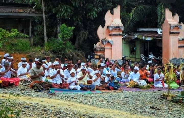 RITUAL: Warga Kampung Bali di Desa Paya Tusam, Kecamatan Sei Wampu,  Langkat menggelar Mecaru, upacara yang dilakukan sebelum Hari Nyepi
