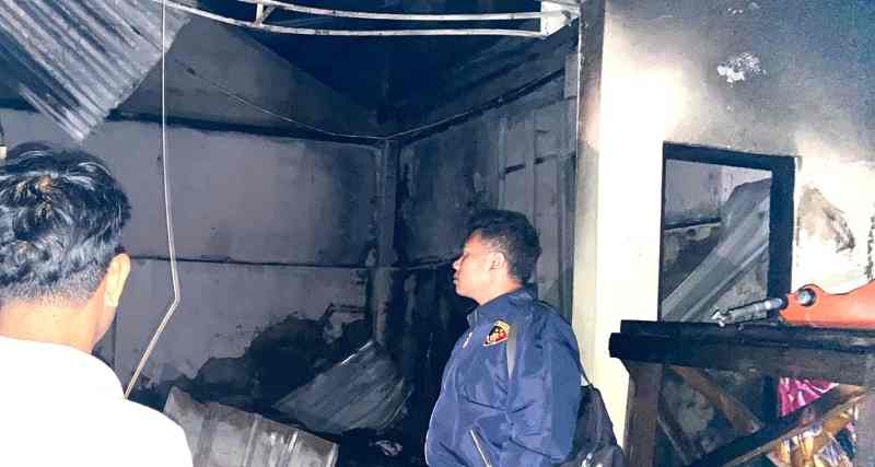 TERBAKAR : Kondisi bangunan usaha landry di Banjar Dinas Tebola, Desa Sidemen yang terbakar diduga akibat korsleting listrik.(ist)