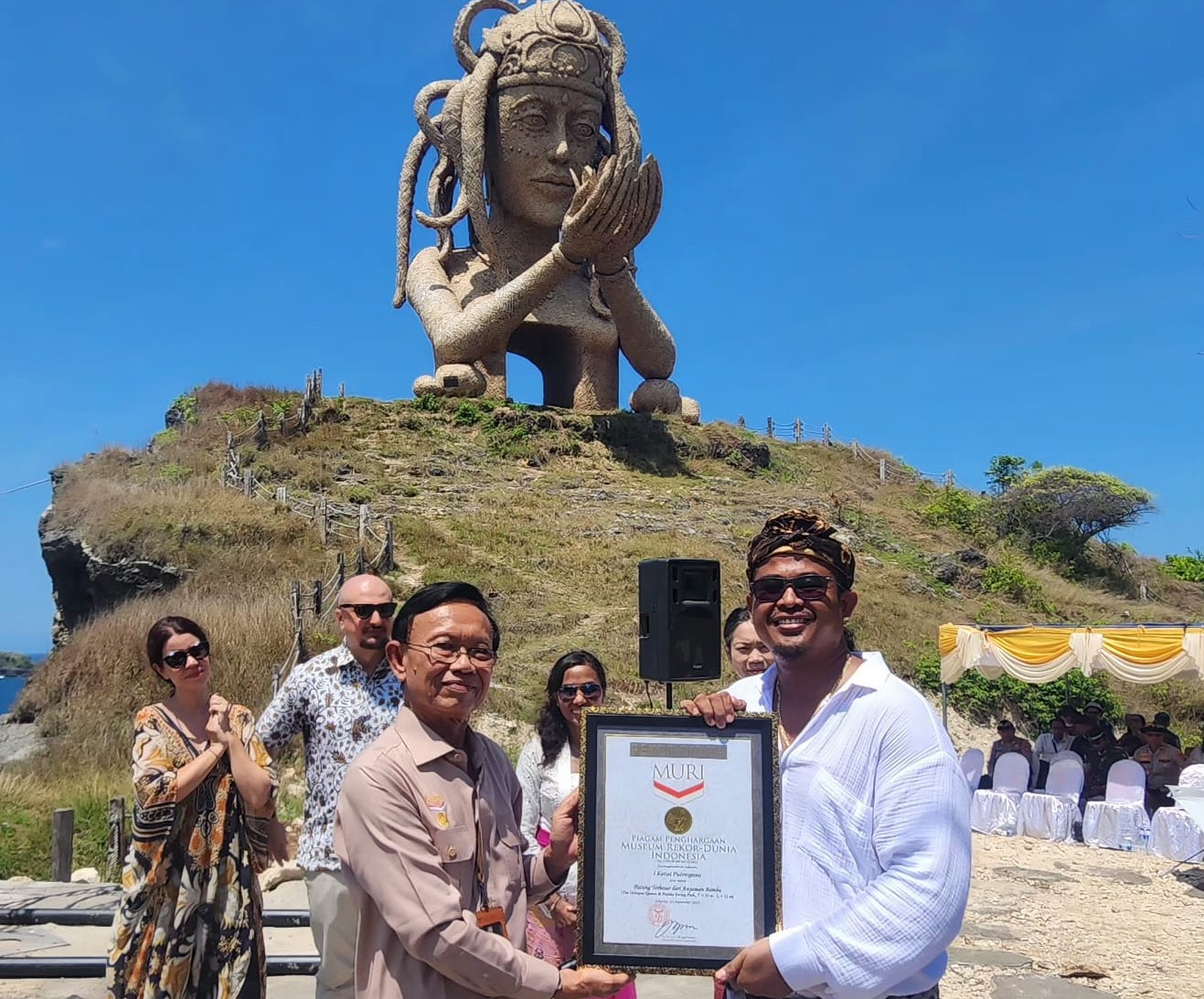 KARYA SENI: I Ketut Putrayasa  (kanan) dan pihak MURI yang menyerahkan piagam rekor