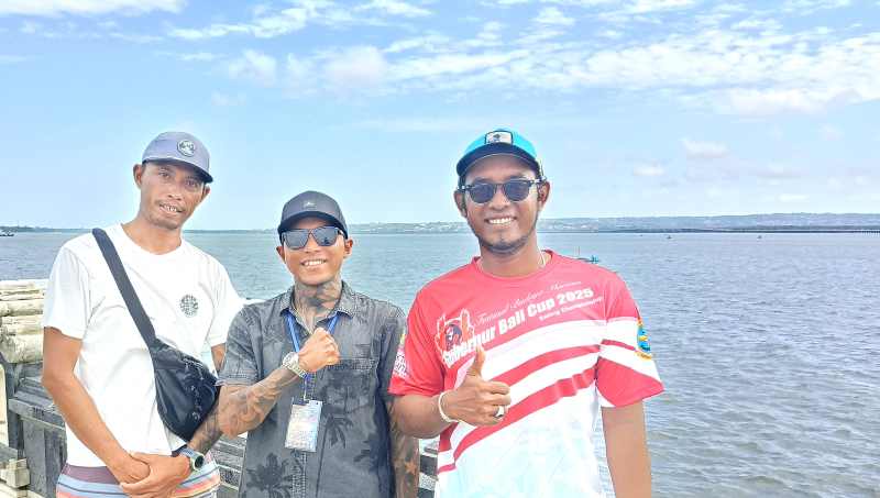 SIAP ALL OUT :  (Dari Kiri)  I Wayan Meranggi atlet, I Made Astika Oye dan I Nyoman Sudiasa atlet layar. (Foto I Wayan Widyantara)