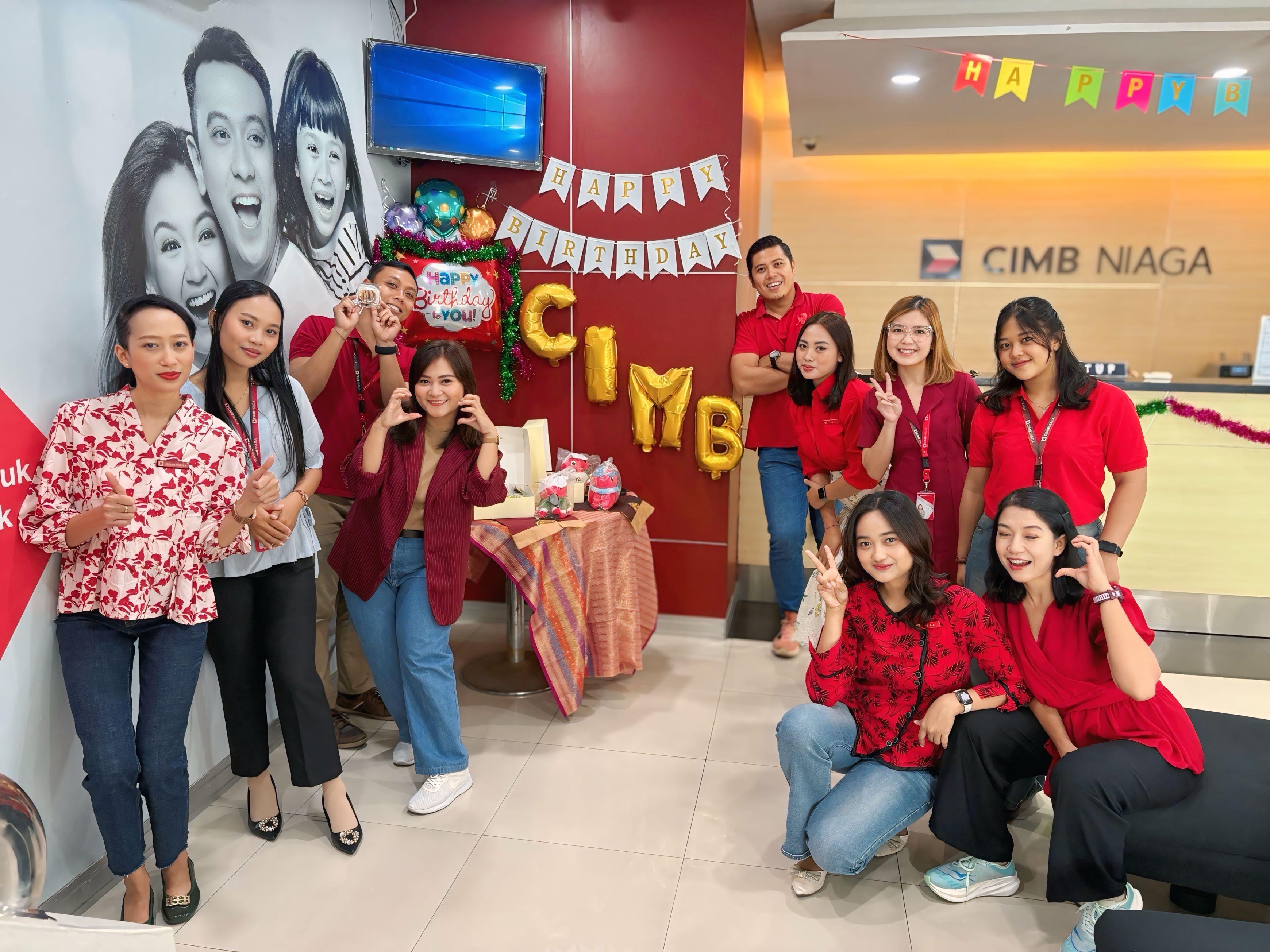 NUANSA CERIA: Pimpinan dan karyawan CIMB Niaga Sanur  foto bersama saat HUT ke-70  di kantor setempat, 26 September 2025.