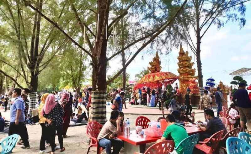 BERGAYA BALI : Suasana di Pantai Bali Lestari, Sergai, Sumatra Utara, yang menawarkan nuansa Bali. (Instagram @pantai.balilestari)